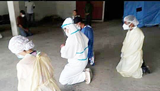 Enfermeras se arrodillaron y oraron por la salud y el fin del COVID-19