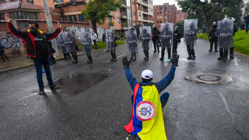 Al menos 19 muertos y 800 heridos en cinco días de disturbios en Colombia