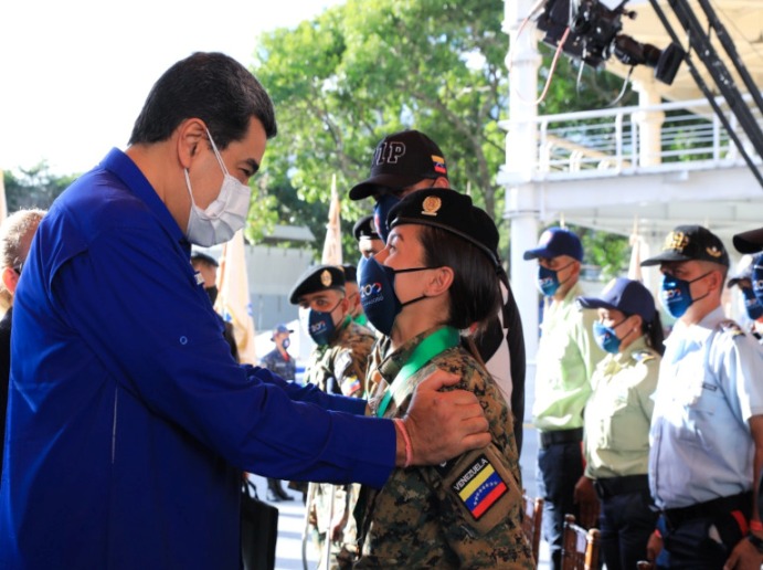 Presidente Maduro reconoce valentía y compromiso de policías en su día