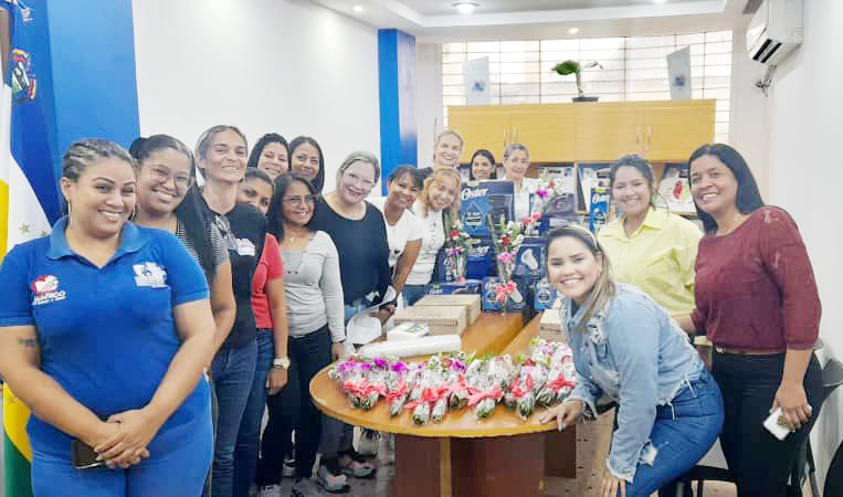 Madres trabajadoras de DigasGua recibieron regalos y detalles en su día