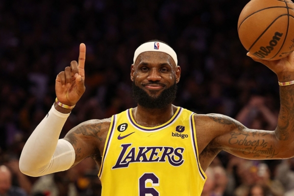 ¡Contrato jugoso! LeBron James firma con Lakers 