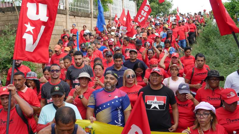 Eufórico recorrido casa a casa promoviendo el apoyo al presidente obrero Nicolás Maduro