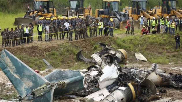 Un avión se estrella en aeropuerto de Nepal tras despegar y deja 18 fallecidos