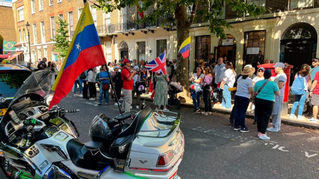 Miles de venezolanos en el exterior ejercen su derecho al voto este domingo