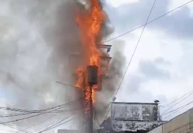 Sofocaron incendio en estructura eléctrica 