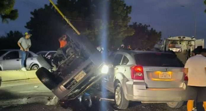 Dos muertos y cuatro heridos dejó accidente