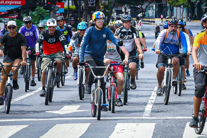 Caracas cierra el 2024 junto a Daniel Dhers con una emocionante bicicletada