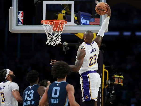 LeBron y Lakers consiguen una victoria histórica en la NBA 