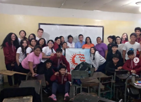 Estudiantes reciben charla de sensibilización sobre convivencia libre de violencia