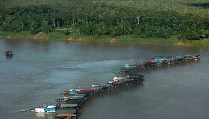 Policía brasileña quema balsas de minería ilegal durante operación en la Amazonía