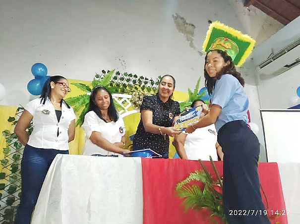 107 ni�as y ni�os fueron graduados del 6to grado en el Grupo Escolar Rep�blica del Brasil