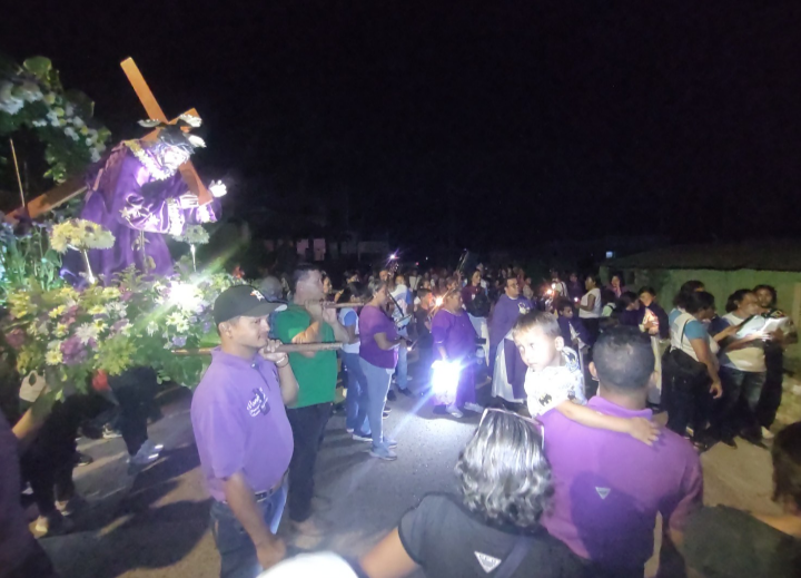 Fieles participaron con fe y devoción en procesión del Nazareno 