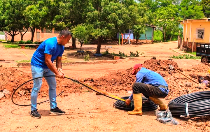 Iniciaron trabajos para restablecimiento de distribución de agua por tuberías en El Aserradero