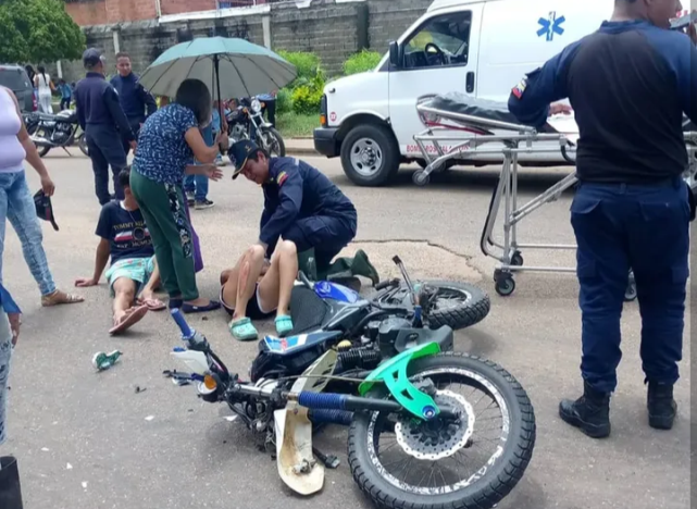Tres heridos en choque de moto y bicicleta 