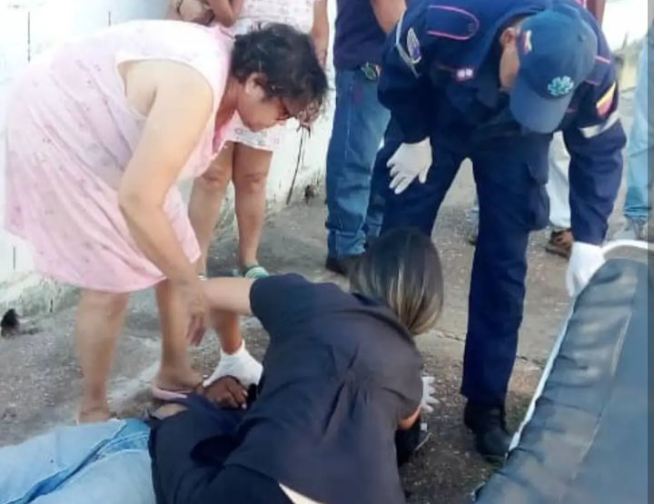 Hombre tocó poste y se electrocutó 