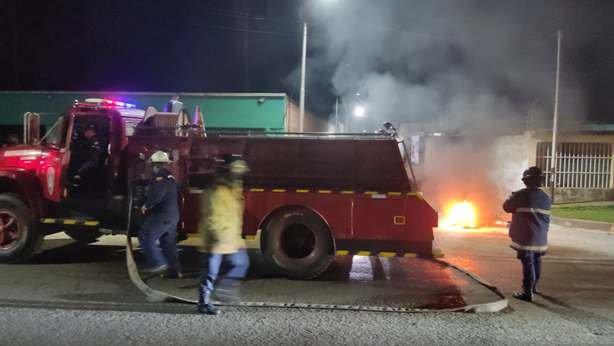 Moto terminó incendiada luego de colisionar contra vehículo 