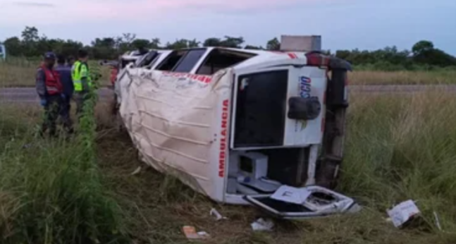 Volcamiento de ambulancia deja una bebé en incubadora fallecida