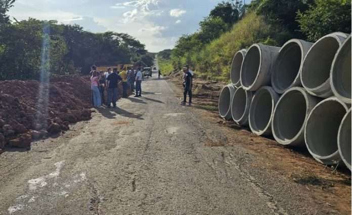 Realizan trabajos de sustitución de alcantarilla colapsada en Guaribe