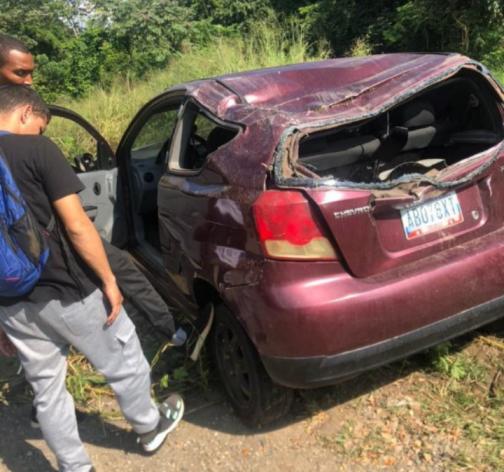 ¡Se salvó de milagro! Hombre salió ileso de volcamiento 