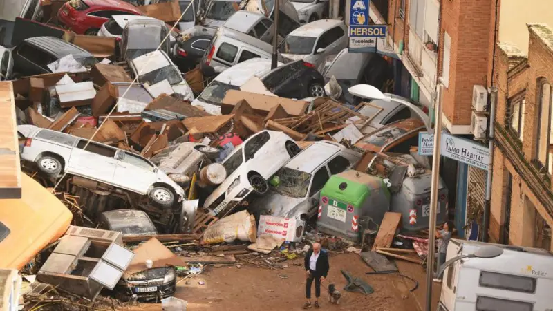 Las impactantes imágenes de las graves inundaciones en España que han dejado más de 90 muertos y decenas de desaparecidos