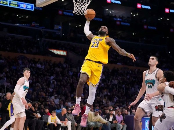 LeBron James sigue haciendo historia y logra tercer triple -doble consecutivo 